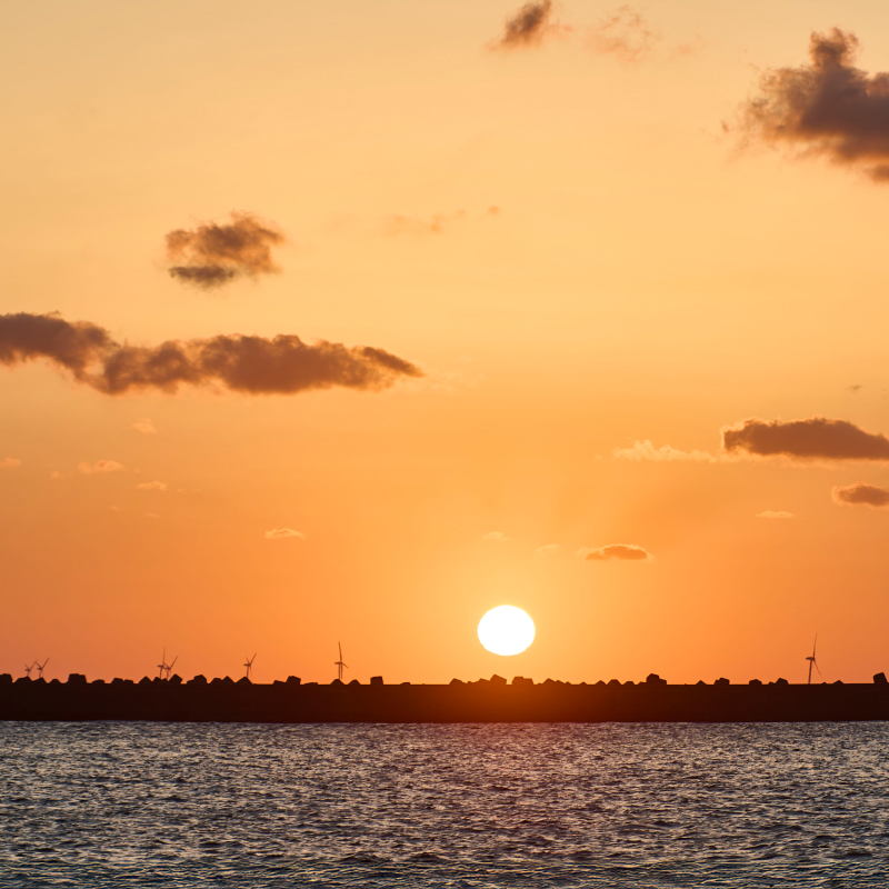 福江港から望むウィンドファームと日の出