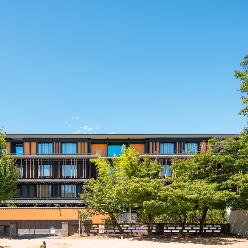 難工事を乗り越えて設置した格子状の木製ルーバー