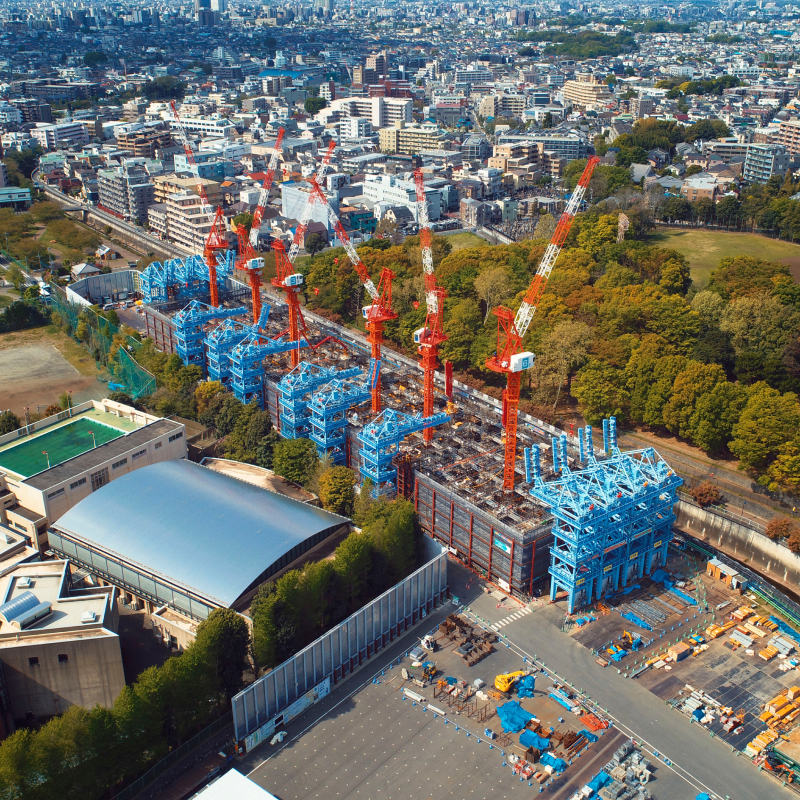 ニューマチックケーソン工法により地上でつくられた躯体を掘削作業で地下に沈める様子