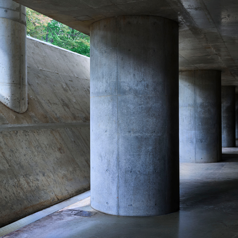 取水口内部の空間。越流堤(斜面)を越えた水は、右側のスクリーンで流木等の侵入を防止し、調節池内部に取り込まれる