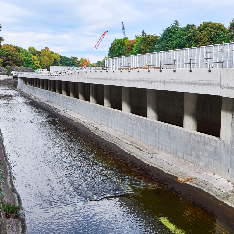 石神井川が増水すると取水口から水を取り込んで水害を軽減。奥では二期工事が始まっている