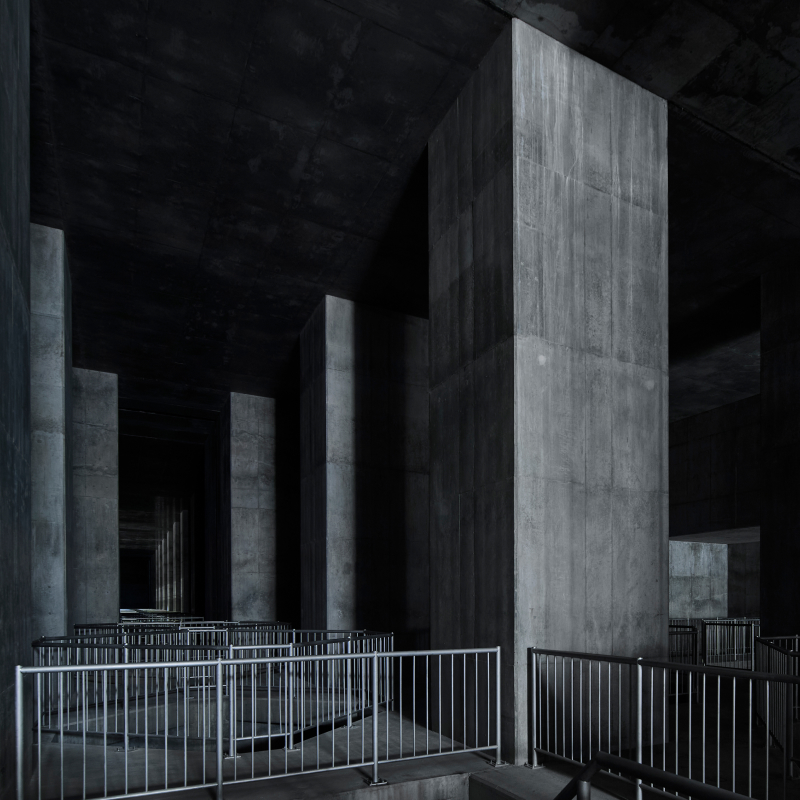 1函当たり幅33.4m×延長80.3m×高さ35.3mの鉄筋コンクリート製の函体(ケーソン)は、地上で構築した後、地下に沈められた